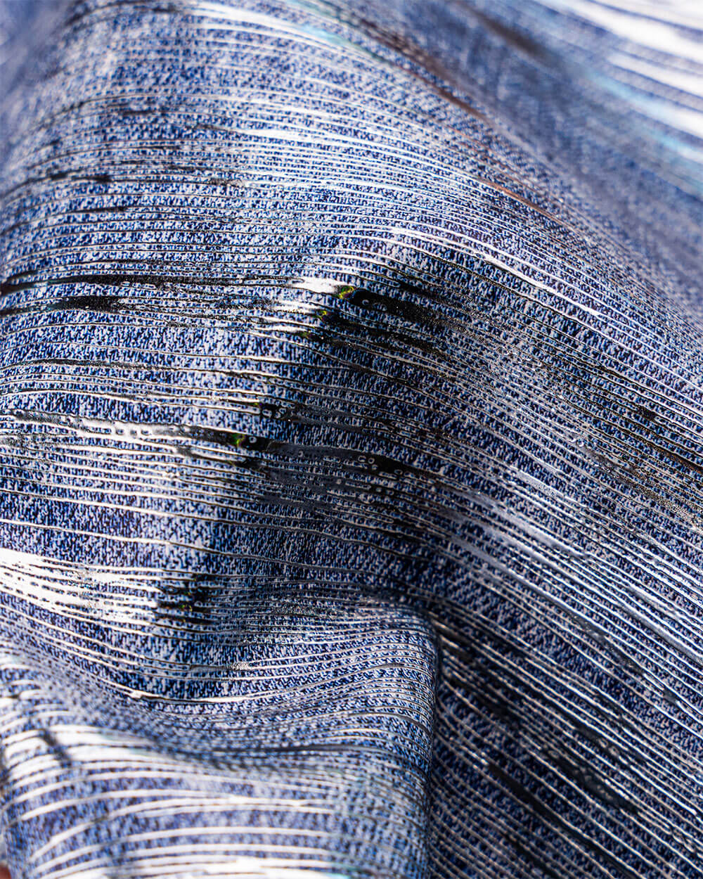 Stampa motivo "Denim con inserti di filamenti metallici" - Disponibile in Similpelle stampata, Pelle stampata e Poliuretano metallizzato stampato | Agile Print